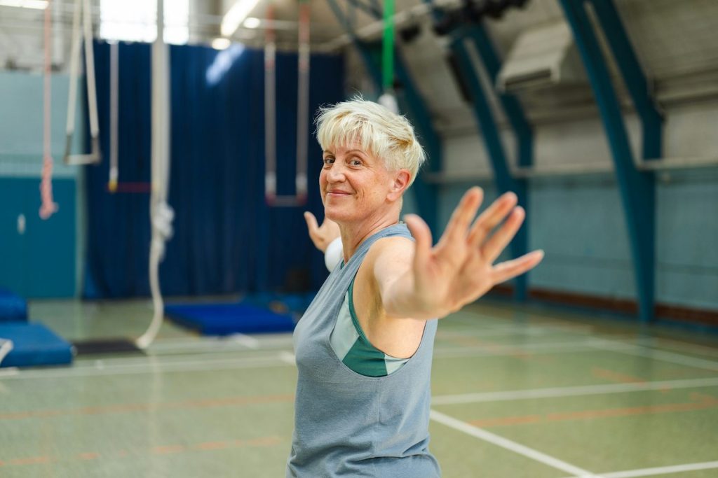Mujer mayor entrenando la fuerza antes de una cirugía