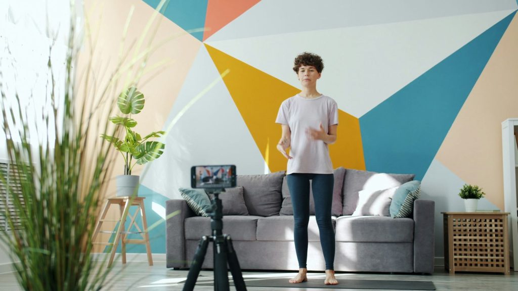 Persona grabando su ejercicio en casa para la revisión de la técnica